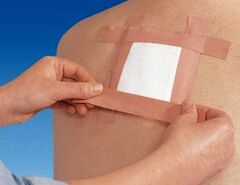 Stosowanie plastra terapeutycznego na ból pleców